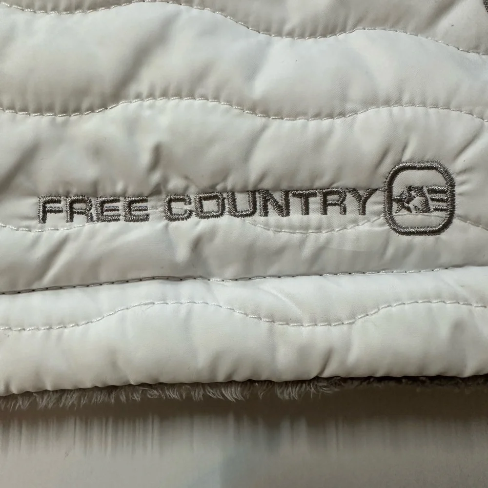 Free country women’s size large reversible,‎ puffer vest white, and gray color